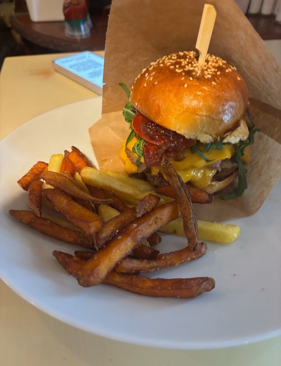 Sočni burger s sladkim krompirčkom